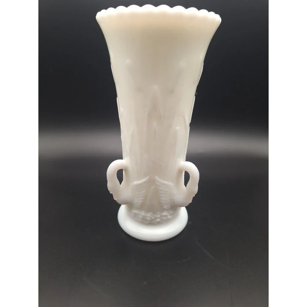VTG Westmoreland Vase White Milk Glass Swan and Cattails 6-3/8